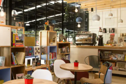 昨天路过一家书店，在书店里面坐了好长时间